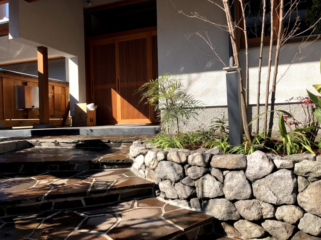 石積みと石張りの玄関アプローチ